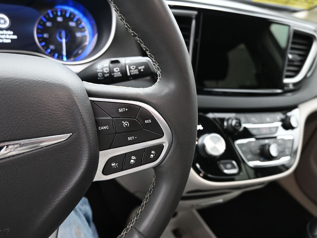 Used 2023 Chrysler Pacifica - photo 23