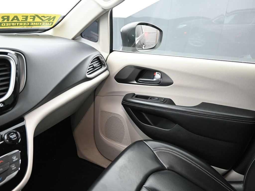 Used 2023 Chrysler Pacifica - photo 24