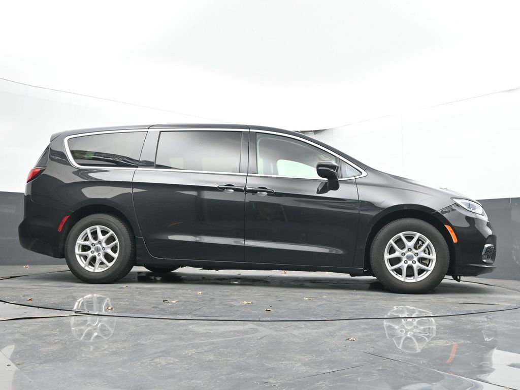Used 2023 Chrysler Pacifica - photo 45