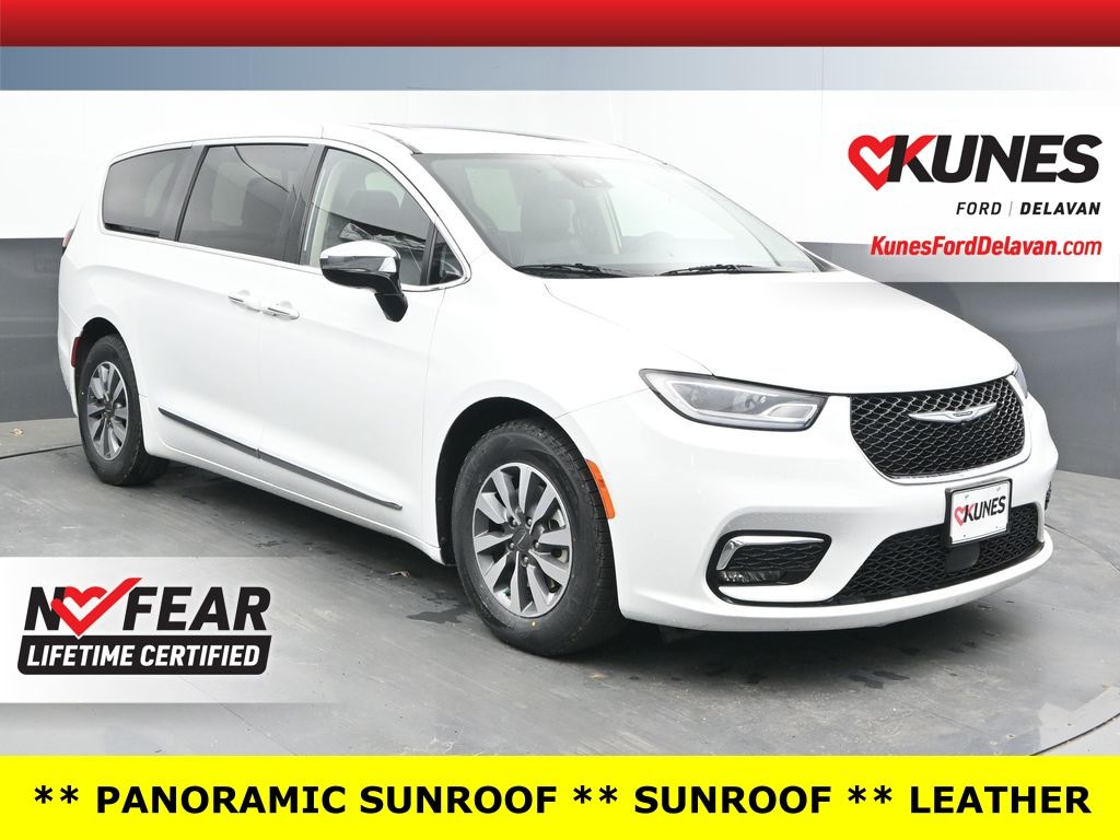Used 2023 Chrysler Pacifica - photo 1
