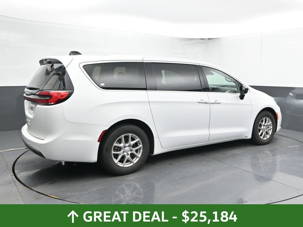 Used 2025 Chrysler Pacifica - photo 2