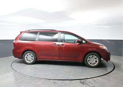 Used 2016 Toyota Sienna - photo 1