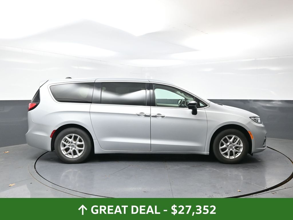 Used 2024 Chrysler Pacifica - photo 6