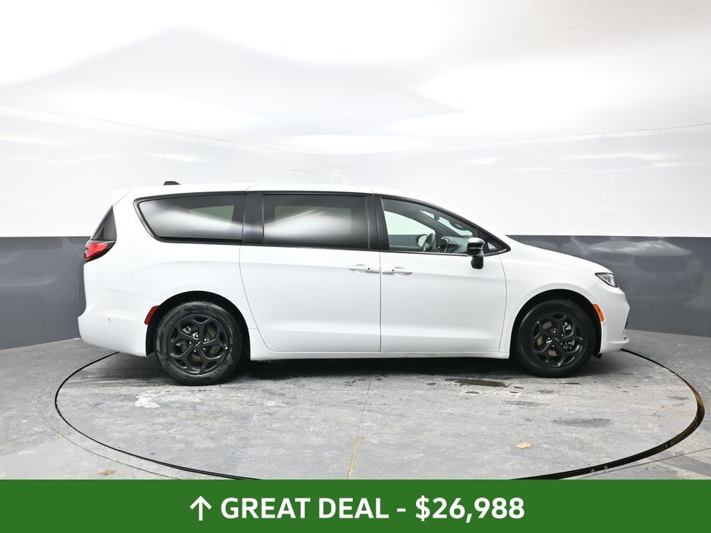 Used 2024 Chrysler Pacifica - photo 2