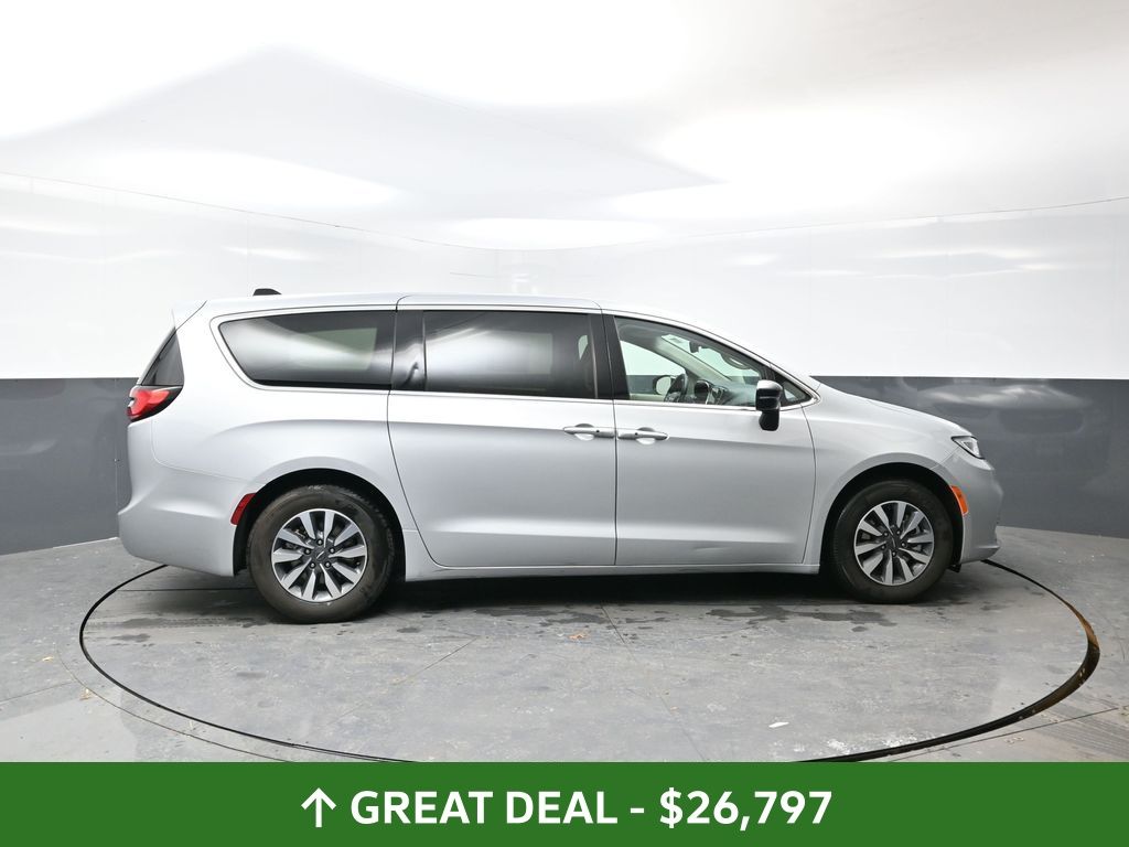 Used 2024 Chrysler Pacifica - photo 5