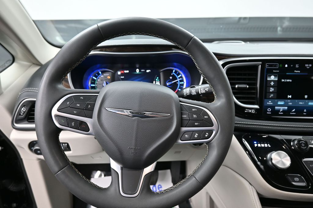 Used 2023 Chrysler Pacifica - photo 1