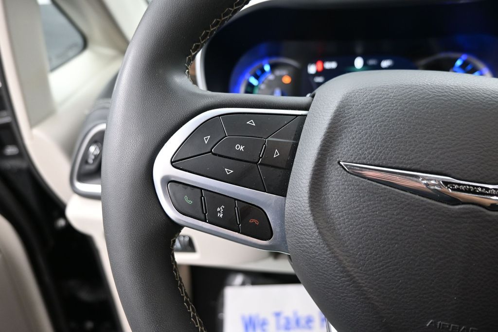 Used 2023 Chrysler Pacifica - photo 2