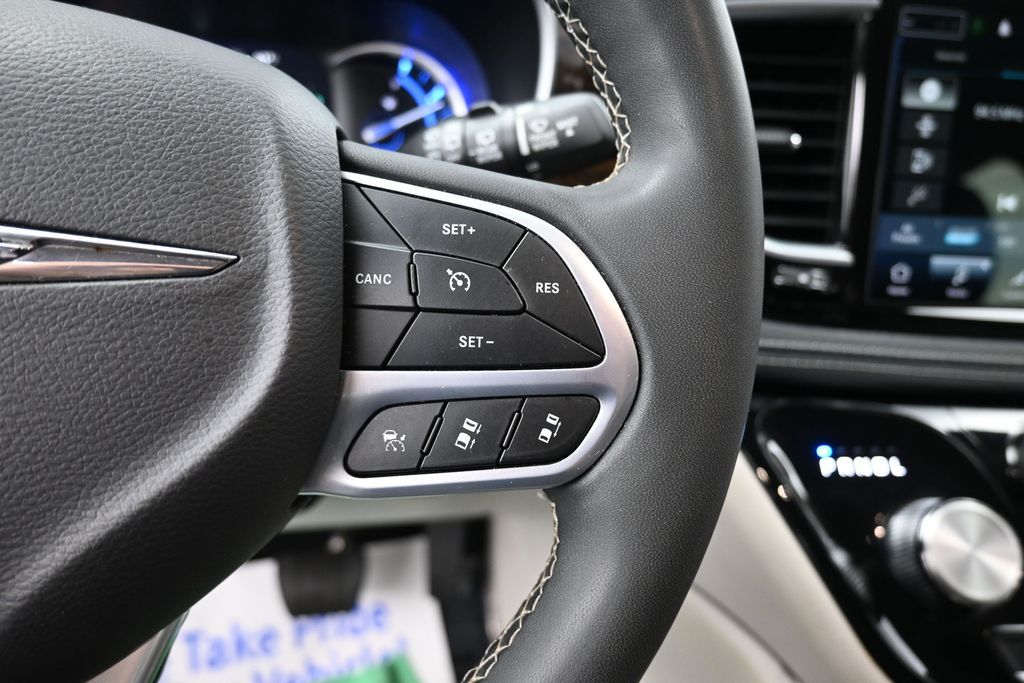 Used 2023 Chrysler Pacifica - photo 5