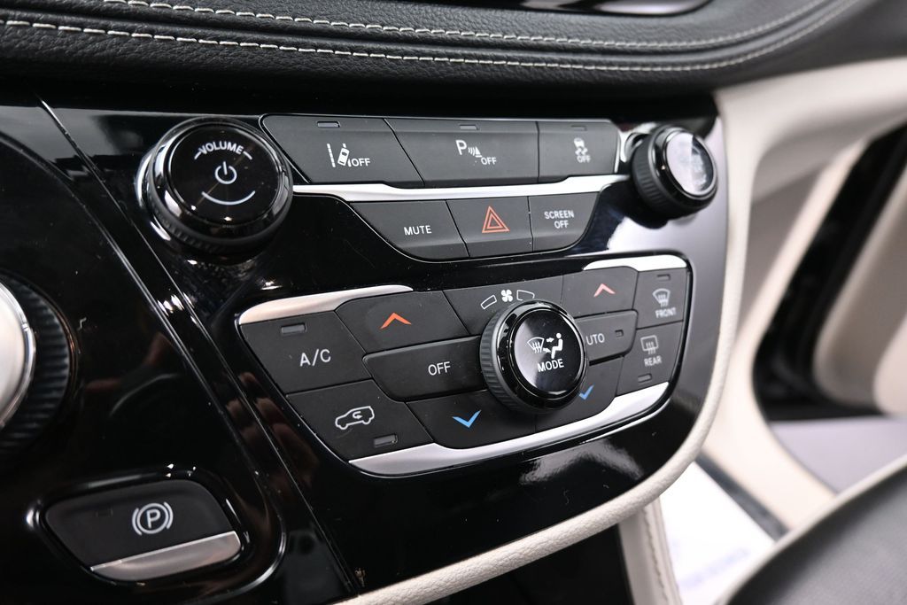 Used 2023 Chrysler Pacifica - photo 9