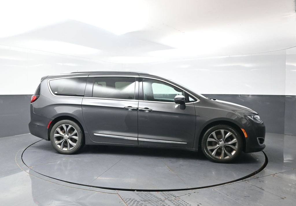 Used 2019 Chrysler Pacifica - photo 2