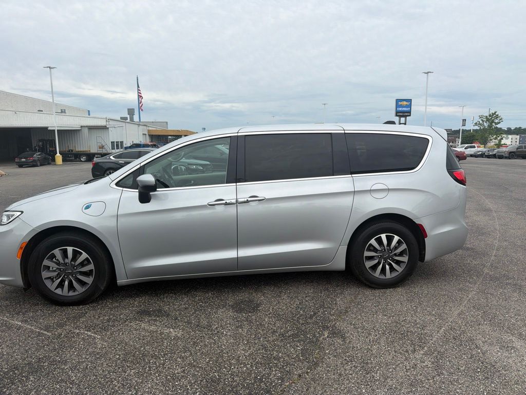 Used 2023 Chrysler Pacifica - photo 2