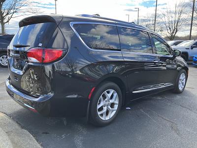 Used 2017 Chrysler Pacifica FWD Minivan for sale #Q2804A - photo 2