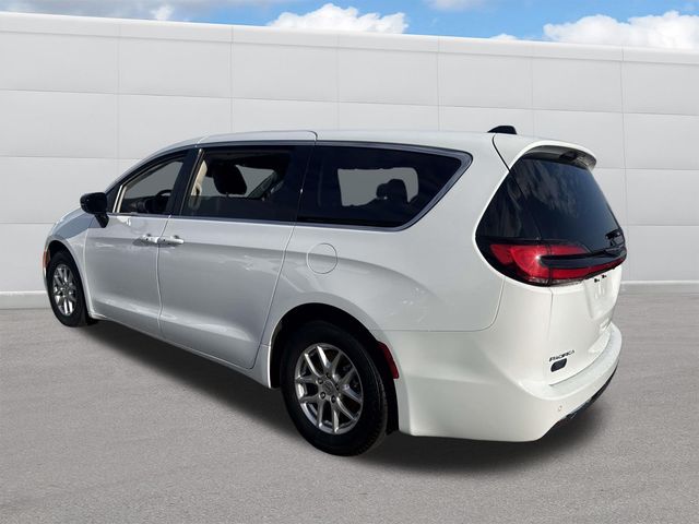 Used 2024 Chrysler Pacifica Touring L Minivan - photo 2