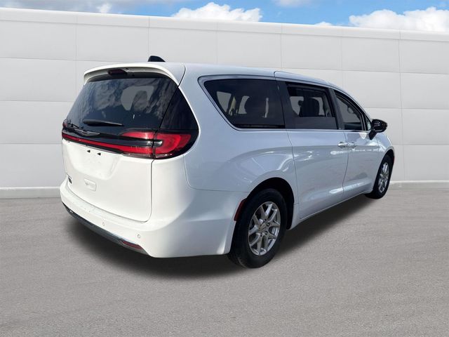 Used 2024 Chrysler Pacifica - photo 11