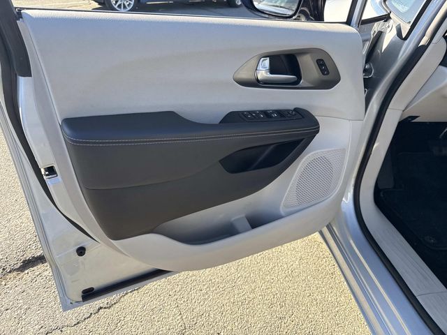 Used 2024 Chrysler Pacifica - photo 20