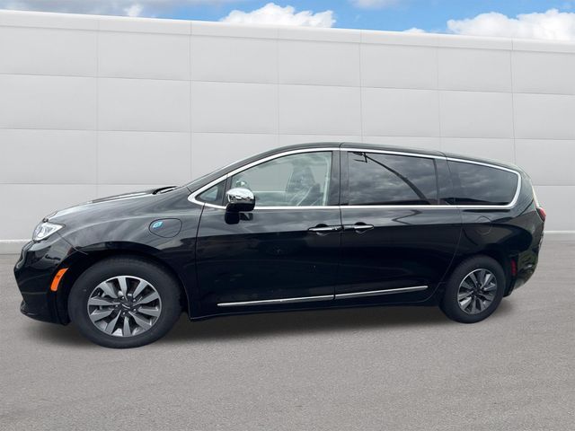 Used 2023 Chrysler Pacifica - photo 2