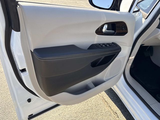 Used 2023 Chrysler Pacifica - photo 20