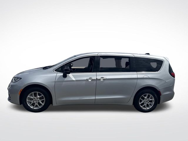 Used 2024 Chrysler Pacifica - photo 1