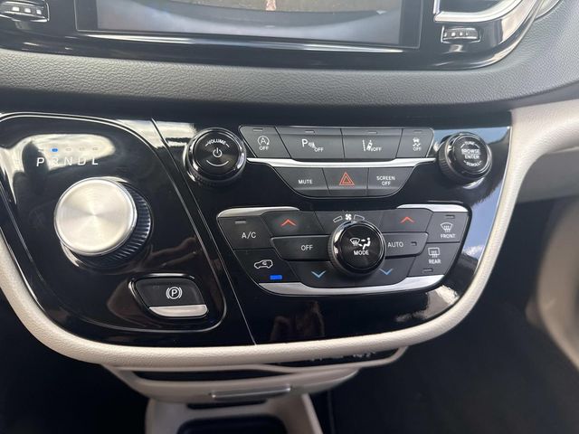 Used 2024 Chrysler Pacifica - photo 25