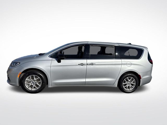 Used 2024 Chrysler Pacifica - photo 2