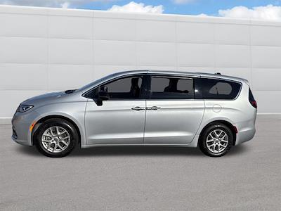 Used 2024 Chrysler Pacifica - photo 2