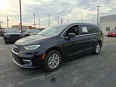 Used 2025 Chrysler Pacifica Select Minivan for sale #309172 - photo 2