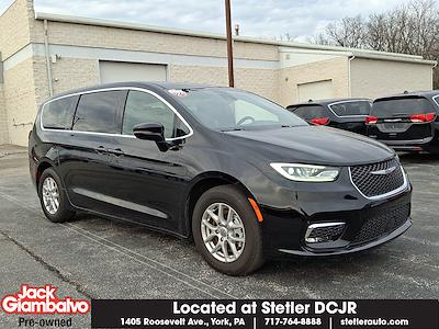 Used 2025 Chrysler Pacifica Select Minivan for sale #309172 - photo 2