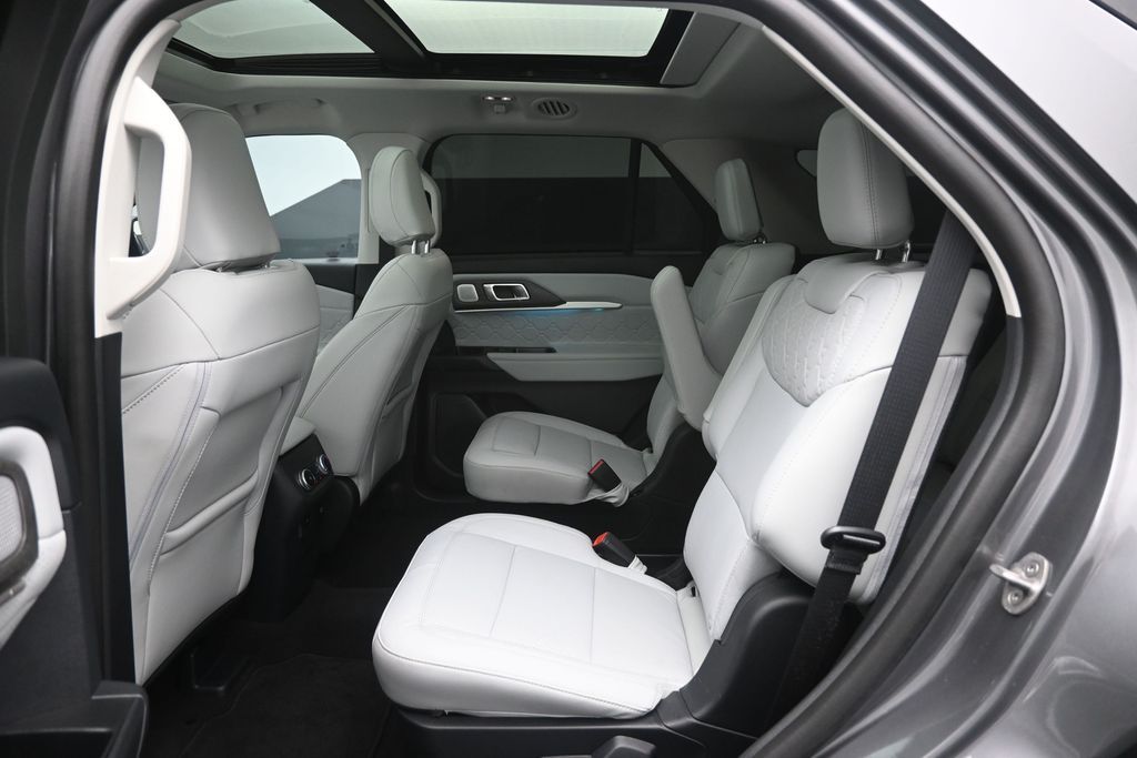 Used 2025 Ford Explorer - photo 2