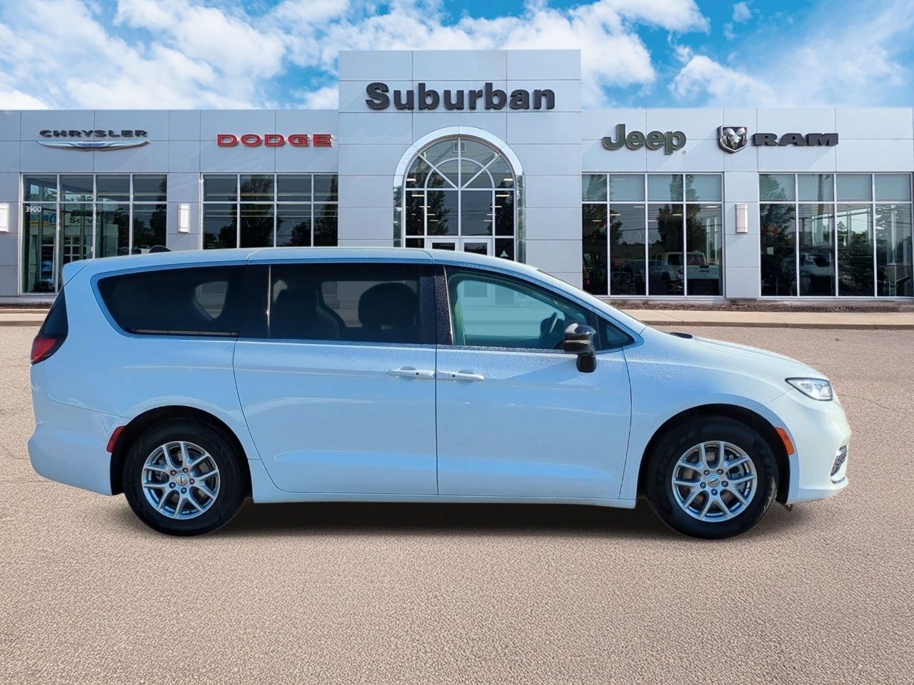 Used 2024 Chrysler Pacifica - photo 11