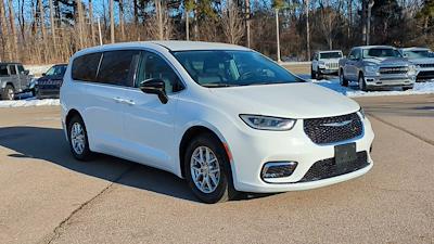 Used 2024 Chrysler Pacifica - photo 1