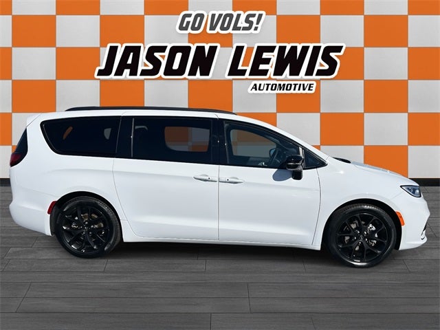 Used 2025 Chrysler Pacifica - photo 5