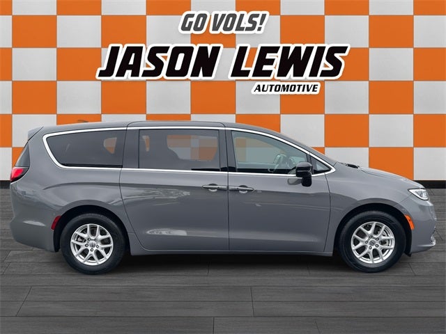 Used 2025 Chrysler Pacifica - photo 5