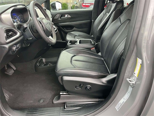 Used 2025 Chrysler Pacifica - photo 28