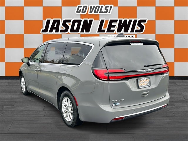 Used 2025 Chrysler Pacifica Select Minivan - photo 2