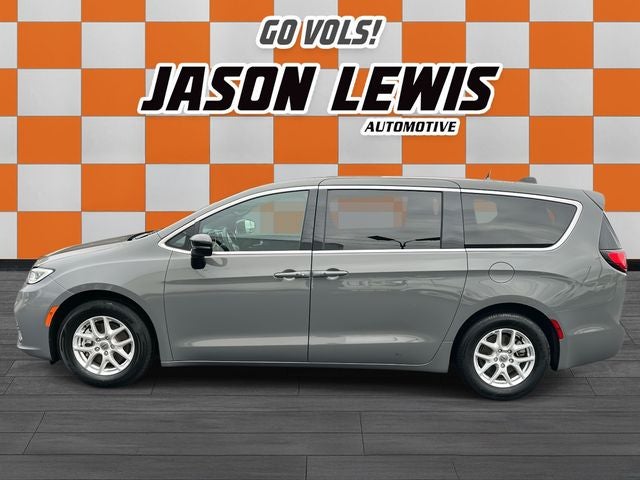 Used 2025 Chrysler Pacifica - photo 8