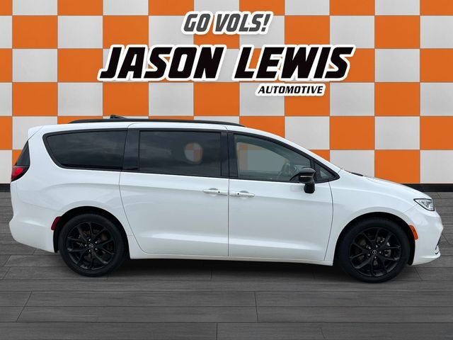 Used 2025 Chrysler Pacifica - photo 1