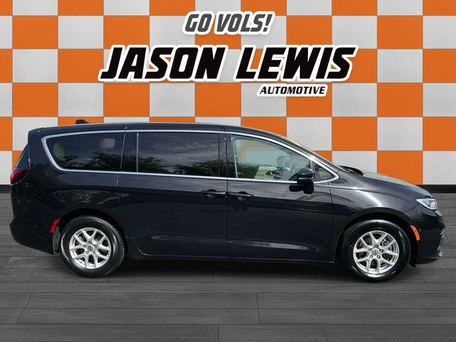 Used 2023 Chrysler Pacifica - photo 1