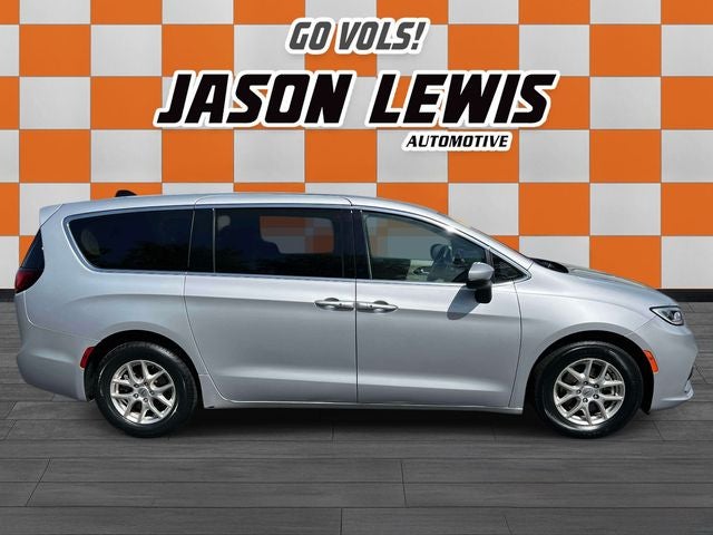 Used 2023 Chrysler Pacifica - photo 1