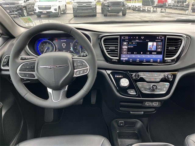Used 2025 Chrysler Pacifica - photo 39