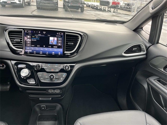 Used 2025 Chrysler Pacifica - photo 5