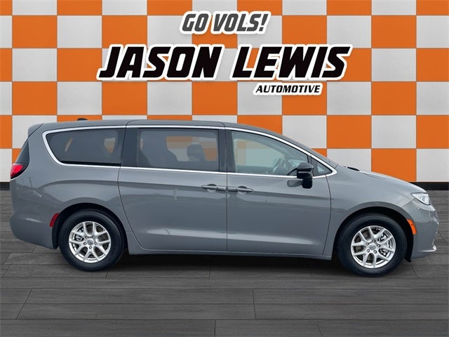 Used 2025 Chrysler Pacifica - photo 33