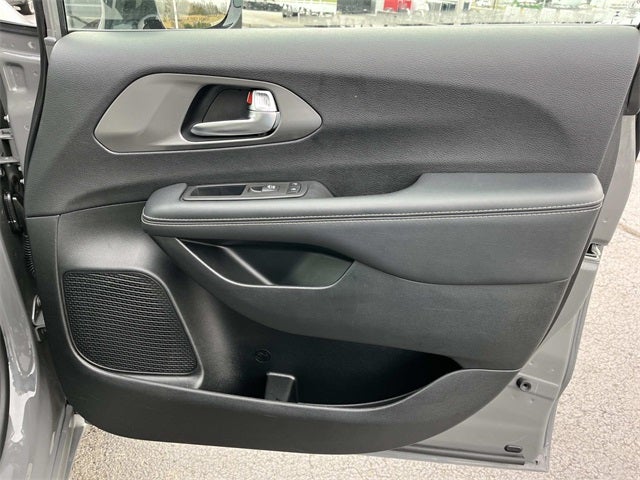 Used 2025 Chrysler Pacifica - photo 20
