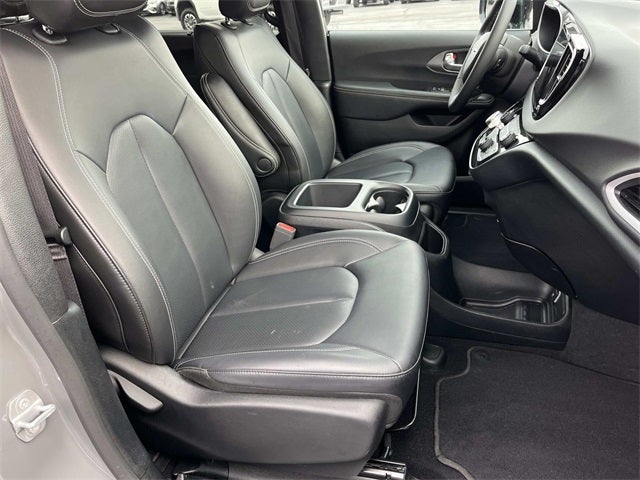 Used 2025 Chrysler Pacifica - photo 21