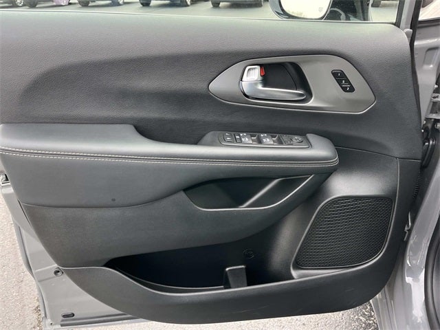Used 2025 Chrysler Pacifica - photo 22