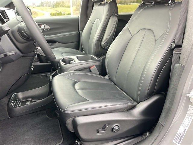 Used 2025 Chrysler Pacifica - photo 26