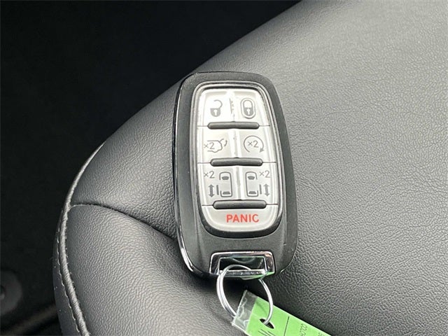Used 2025 Chrysler Pacifica - photo 32