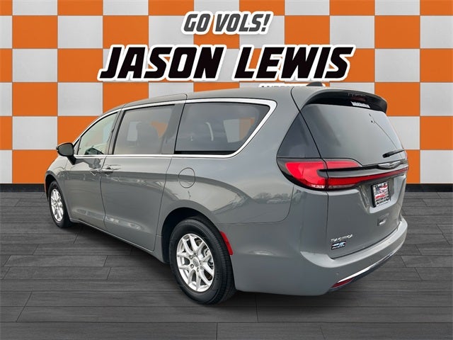 Used 2025 Chrysler Pacifica - photo 2