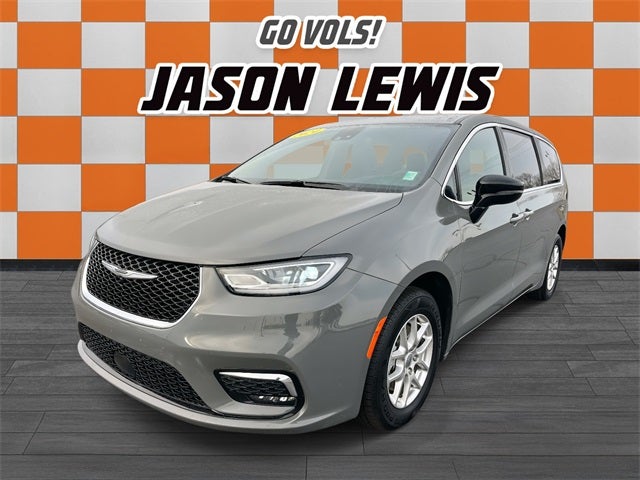 Used 2025 Chrysler Pacifica - photo 1