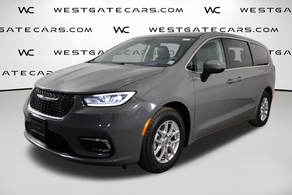 Used 2023 Chrysler Pacifica - photo 1
