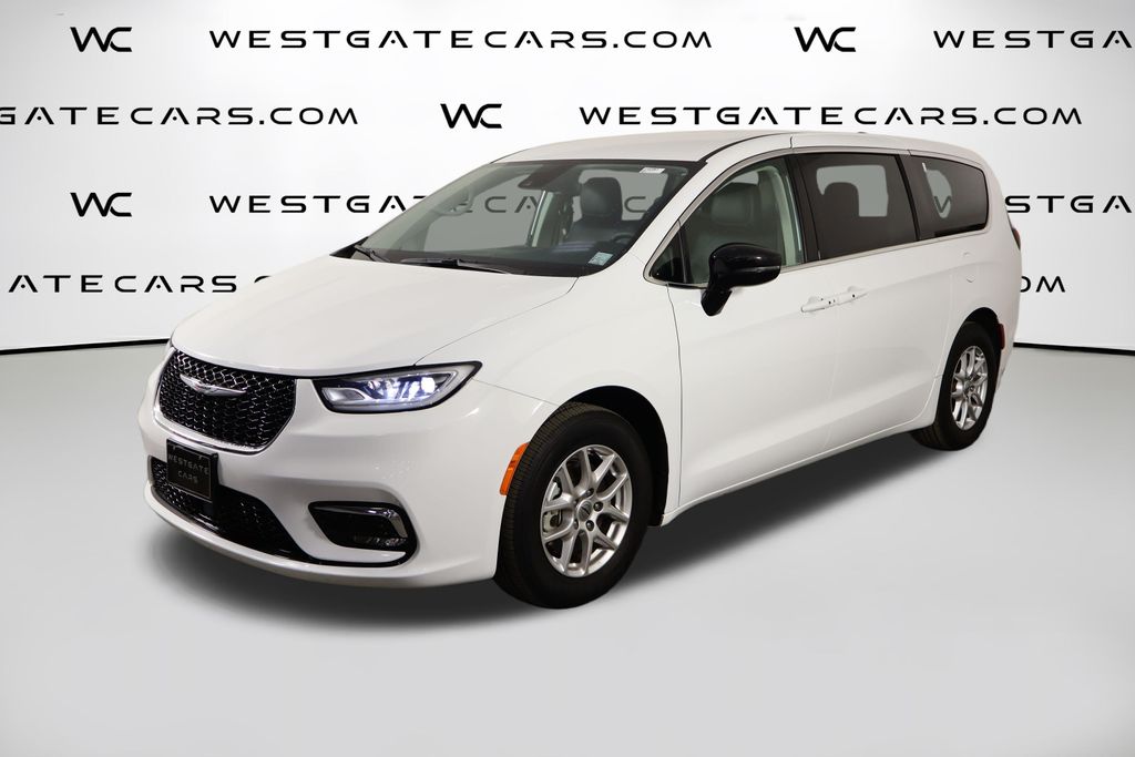 Used 2024 Chrysler Pacifica - photo 1